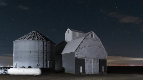 Idő Múlásával Csillagok Elhaladtak Egy Elhagyatott Pajta Felett Iowai Mezőgazdasági — Stock videók