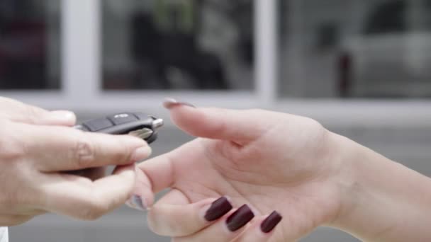 자동차 열쇠를 여성의 — 비디오