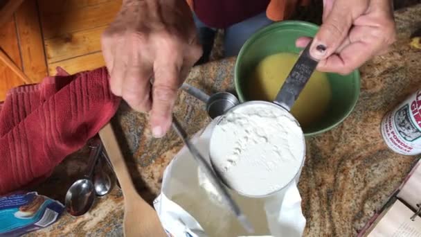 Tilføjelse Mel Til Banan Brød Blanding – Stock-video