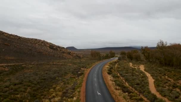 Carretera Vacía Sudáfrica Sabana Rodeada Montañas — Vídeos de Stock