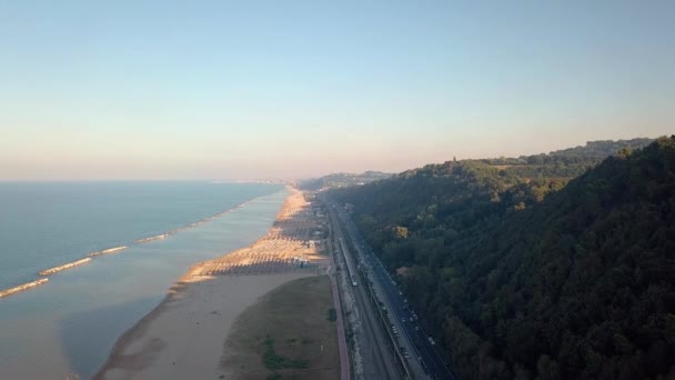 Vista Aérea Montaña Con Carretera Nacional Ferrocarril Tren Movimiento Carril — Vídeos de Stock