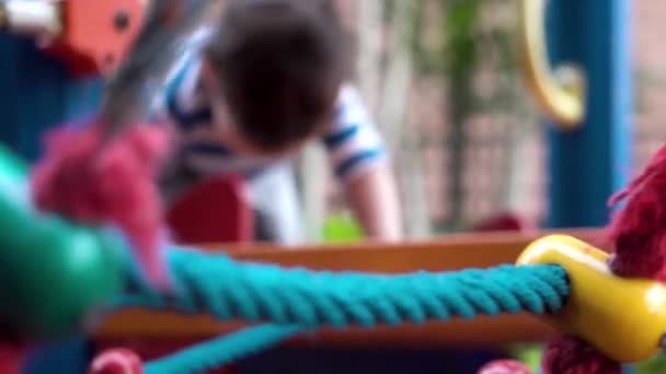 Artystyczne Ujęcie Postrzępionego Mostu Linowego Placu Zabaw Dziećmi Bawiącymi Się — Wideo stockowe