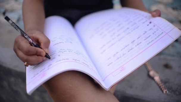 Una Chica Con Vestido Corto Está Escribiendo Notas Con Bolígrafo — Vídeos de Stock