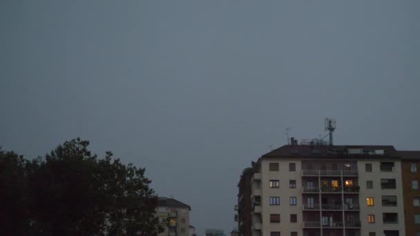 意大利米兰夜晚的雷雨 — 图库视频影像