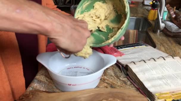 Lectura Pan Plátano Para Horno Con Libro Recetas Abierto — Vídeo de stock