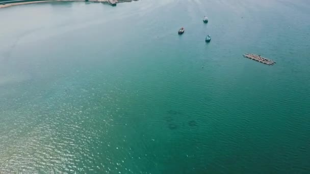 Översikt Över Stranden Båtar Byar Och Fiskodlingar Boiro Bay Galicien — Stockvideo