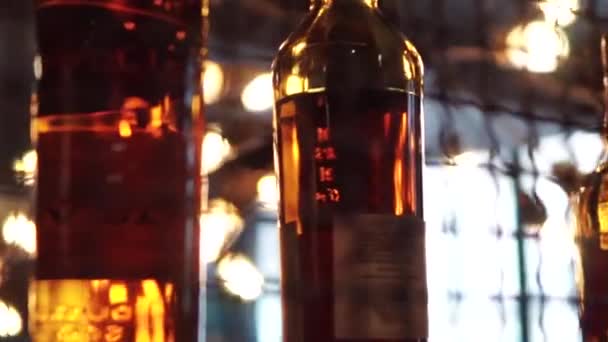 Bockeh Flaskor Whisky Ljus Belysning — Stockvideo