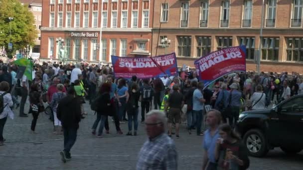 Mensen Maken Zich Klaar Voor Rally Tegen Racisme Kiel Het — Stockvideo