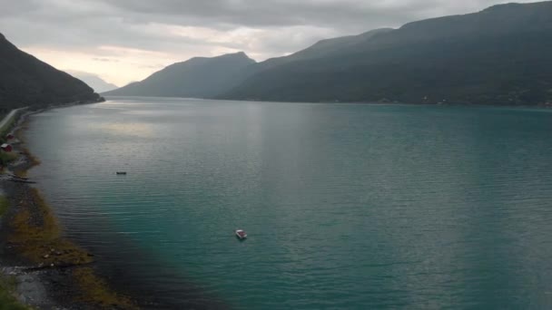 Widok Powietrza Turkusowe Jezioro Małą Wioską Jednej Stronie — Wideo stockowe
