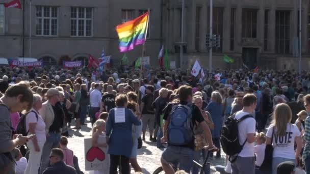 Människor Som Väntar Manifestationen Vid Demonstrationen Mot Rasism Kiel — Stockvideo