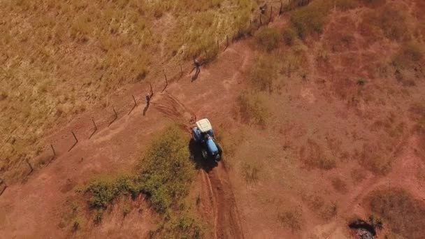 Een Braziliaanse Boer Tilt Een Droog Stoffig Veld Met Een — Stockvideo
