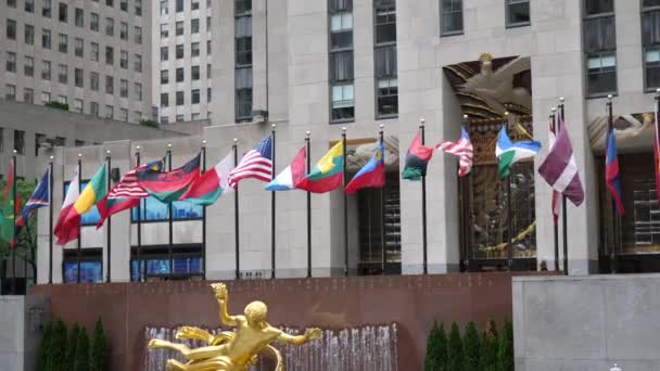 Banderas Cámara Lenta Frente Rockefeller Building Nueva York — Vídeos de Stock