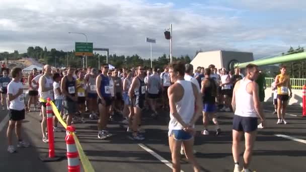 Die Feierliche Eröffnung Der Tacoma Narrows Bridge Ein Marathon Für — Stockvideo