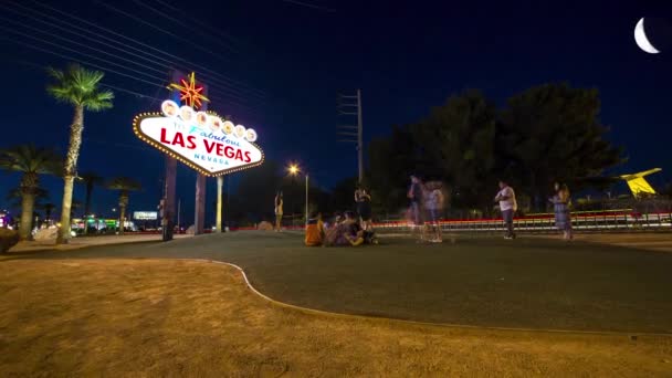 Upływ Czasu Turystów Odwiedzających Robiących Zdjęcia Obok Znaku Las Vegas — Wideo stockowe