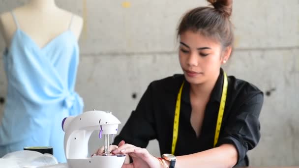 Weibliche Mode Designer Näherin Schneiderin Arbeitet Einer Nähmaschine Ihrem Atelier — Stockvideo