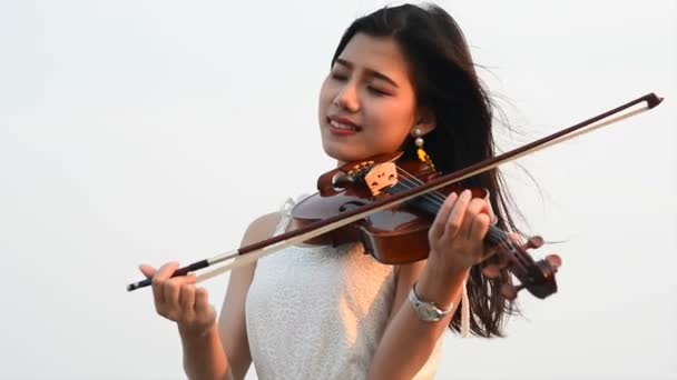 Junge Schöne Asiatische Mädchen Tragen Kleid Spielt Geige Stehend Strand — Stockvideo