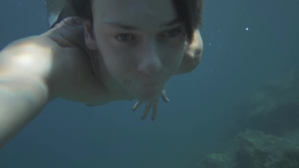 Buceo Libre Nadando Fondo Del Mar — Vídeos de Stock