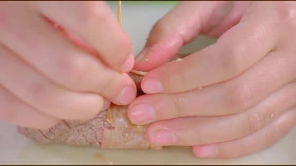 Minichef Niño Preparando Filete Mignon Cordón Azul — Vídeo de stock