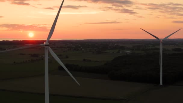 Létání Větrnými Turbínami Zelených Polích Západ Slunce Nad Oceánem Mezi — Stock video