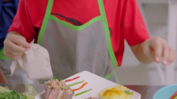 Minichef Kid Prépare Filet Mignon Cordon Bleu — Video