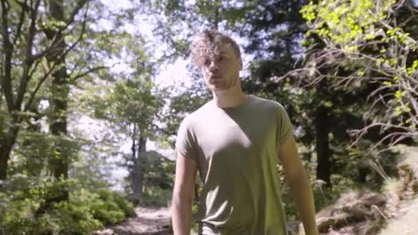 Een Jongeman Wandelt Door Het Zwarte Bos Paden Rotsen — Stockvideo