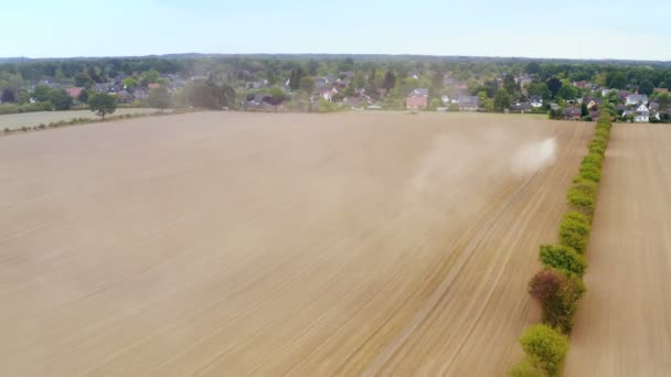 Vista Aérea Campo Agrícola Com Trator — Vídeo de Stock