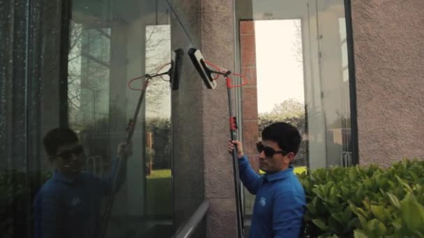 Macchina Fotografica Accanto Pulizia Grande Vetro Con Palo Con Sistema — Video Stock