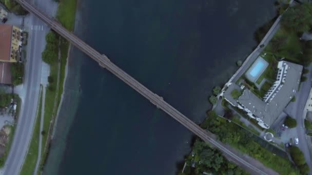 Drone Aerial Uitzicht Lecco Lake Typische Italiaanse Huizen Met Rivier — Stockvideo