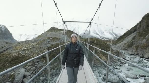 Frente Siguiente Toma Una Mujer Caminando Través Puente Oscilante Sobre — Vídeos de Stock