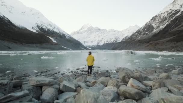 Reveal Shot Girl Photographing Hooker Lake New Zealand Cold Winters — Stock Video