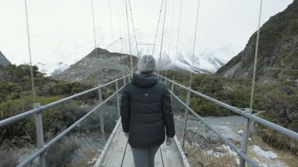 Yeni Zelanda Soğuk Bir Kış Gününde Etrafı Karla Kaplı Dağlarla — Stok video