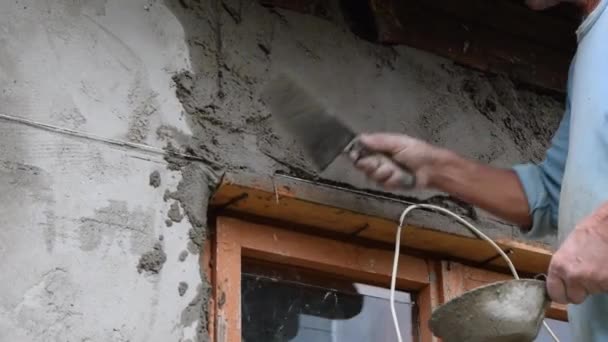 Nahaufnahme Eines Bauarbeiters Der Zementmörtel Aufträgt — Stockvideo