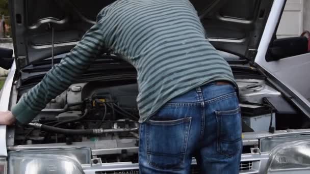 Joven Trabaja Reparación Viejo Motor Coche Roto — Vídeos de Stock