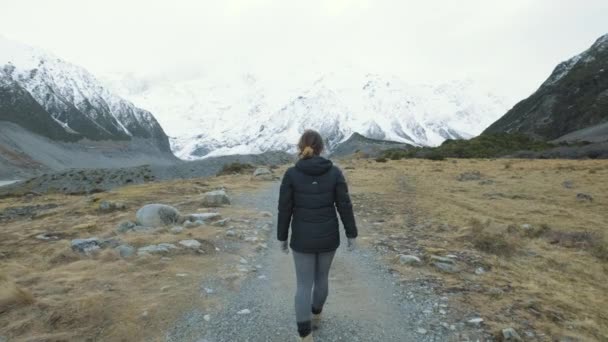 Uma Foto Seguinte Uma Mulher Andando Entre Montanhas Cobertas Neve — Vídeo de Stock