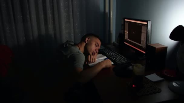 Studente Addormenta Mentre Dovrebbe Dormire — Video Stock