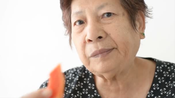 Asiatische Seniorin Isst Scheiben Geschnittene Reife Papaya Mit Wandhintergrund Lifestyle — Stockvideo