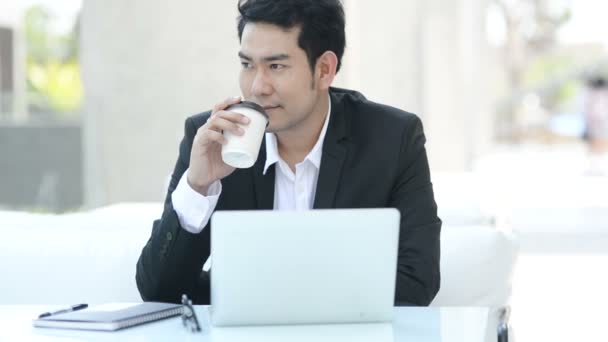 Uomo Affari Che Beve Caffè Mentre Lavoro Mensa Concetto Lifestyle — Video Stock