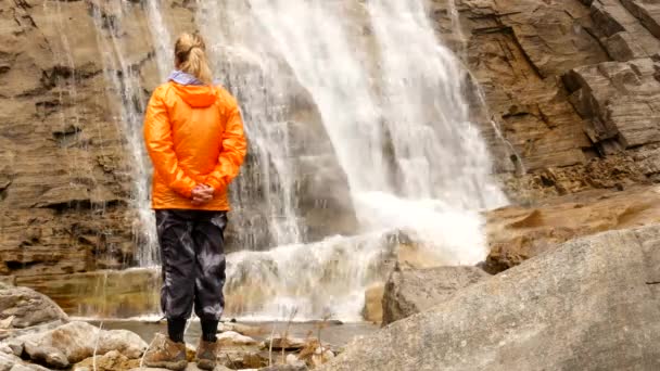 Kvinnliga Vandrare Klockor Och Beundrar Ett Vattenfall Klippiga Bergen — Stockvideo