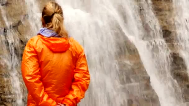 Vrouwelijke Wandelaar Kijkt Bewondert Een Waterval Rocky Mountains — Stockvideo