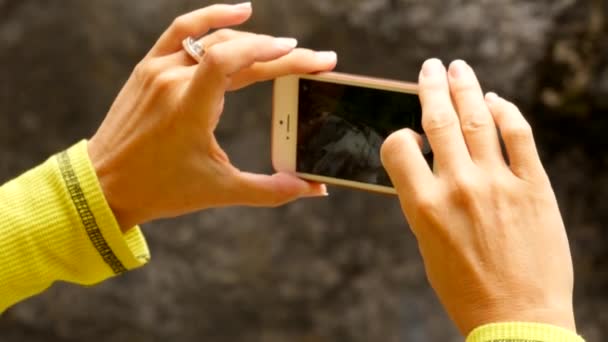 Primer Plano Una Mujer Usando Teléfono Para Tomar Fotos Video — Vídeos de Stock