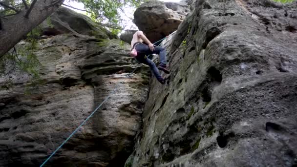 登った後 岩の顔の下に身を包んだ白人の男 — ストック動画