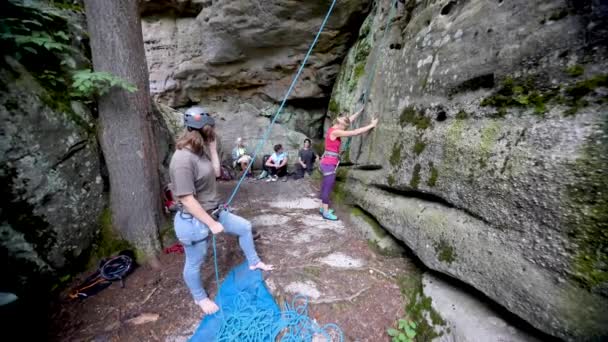 Reife Frau Klettert Einen Felsen Hinauf Und Untersucht Den Felsen — Stockvideo