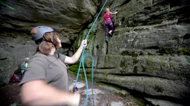 Reife Frau Klettert Eine Felswand Hinauf Während Sie Nach Orten — Stockvideo