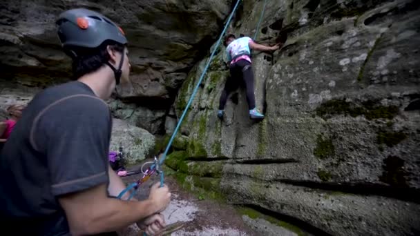 Muskulöser Junger Teenager Hängt Einer Felswand Als Nach Orten Sucht — Stockvideo