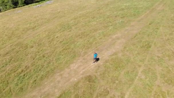 Homme Courant Sur Colline Long Chemin Avec Herbe Autour Ciel — Video