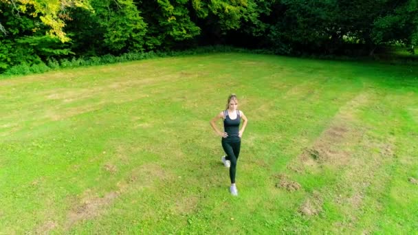 Disparo Jóvenes Hermosas Mujeres Haciendo Ejercicios Aire Libre Parque Amanecer — Vídeo de stock