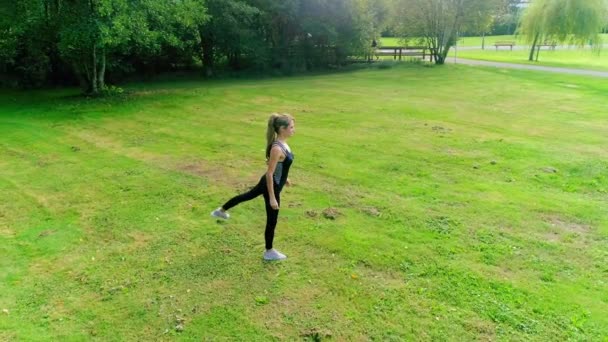 Plan Jeunes Belles Femmes Faisant Des Exercices Plein Air Dans — Video