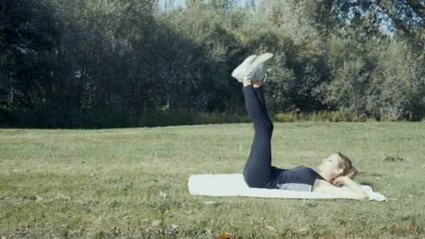 4k záběr mladých krásných žen dělá cvičení venku v parku při východu slunce