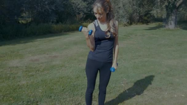 Disparo Jóvenes Hermosas Mujeres Haciendo Ejercicios Aire Libre Parque Amanecer — Vídeos de Stock
