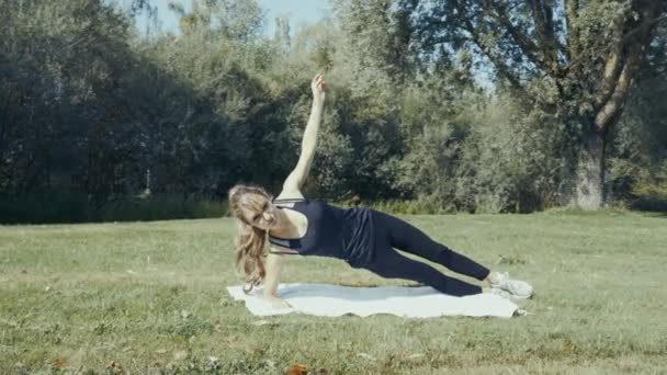 Záběr Mladých Krásných Žen Dělá Cvičení Venku Parku Při Východu — Stock video